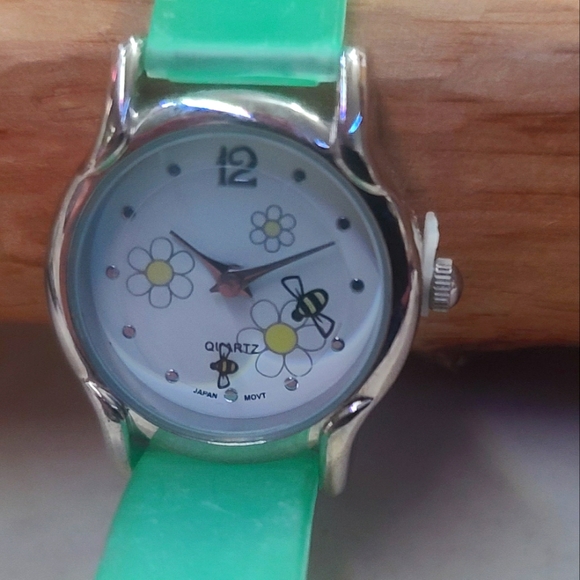 Bee's Watch - Picture 15 of 16